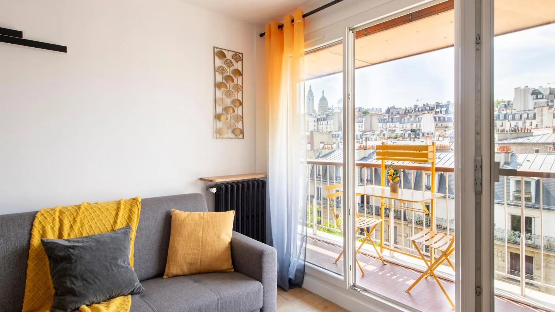 Spacious Montmartre Apartment - Sacre-Coeur View & Balcony Paris