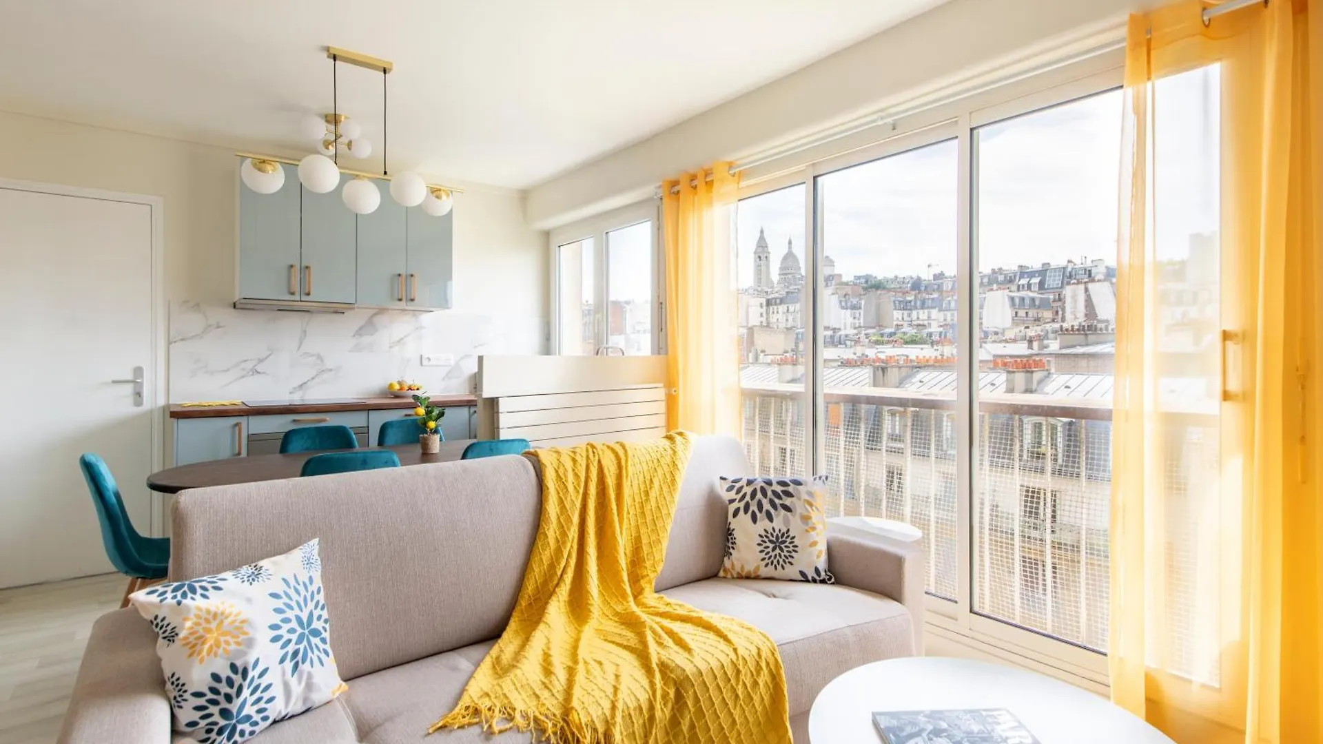 Spacious Montmartre Apartment - Sacre-Coeur View & Balcony Paris