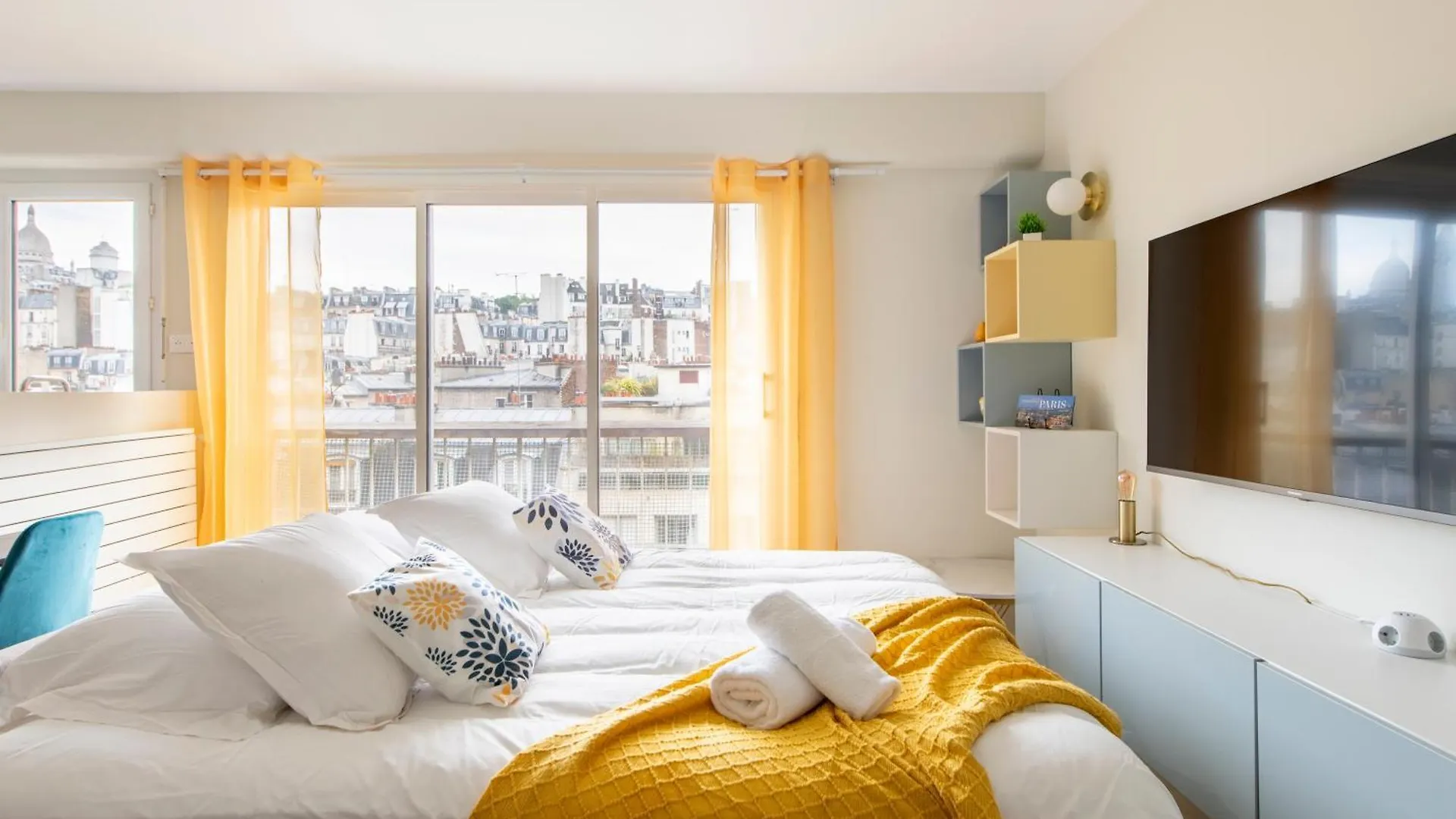 Spacious Montmartre Apartment - Sacre-Coeur View & Balcony Paris 0*,