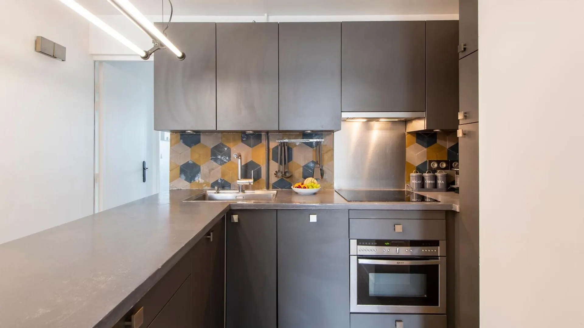 Spacious Montmartre Apartment - Sacre-Coeur View & Balcony Paris