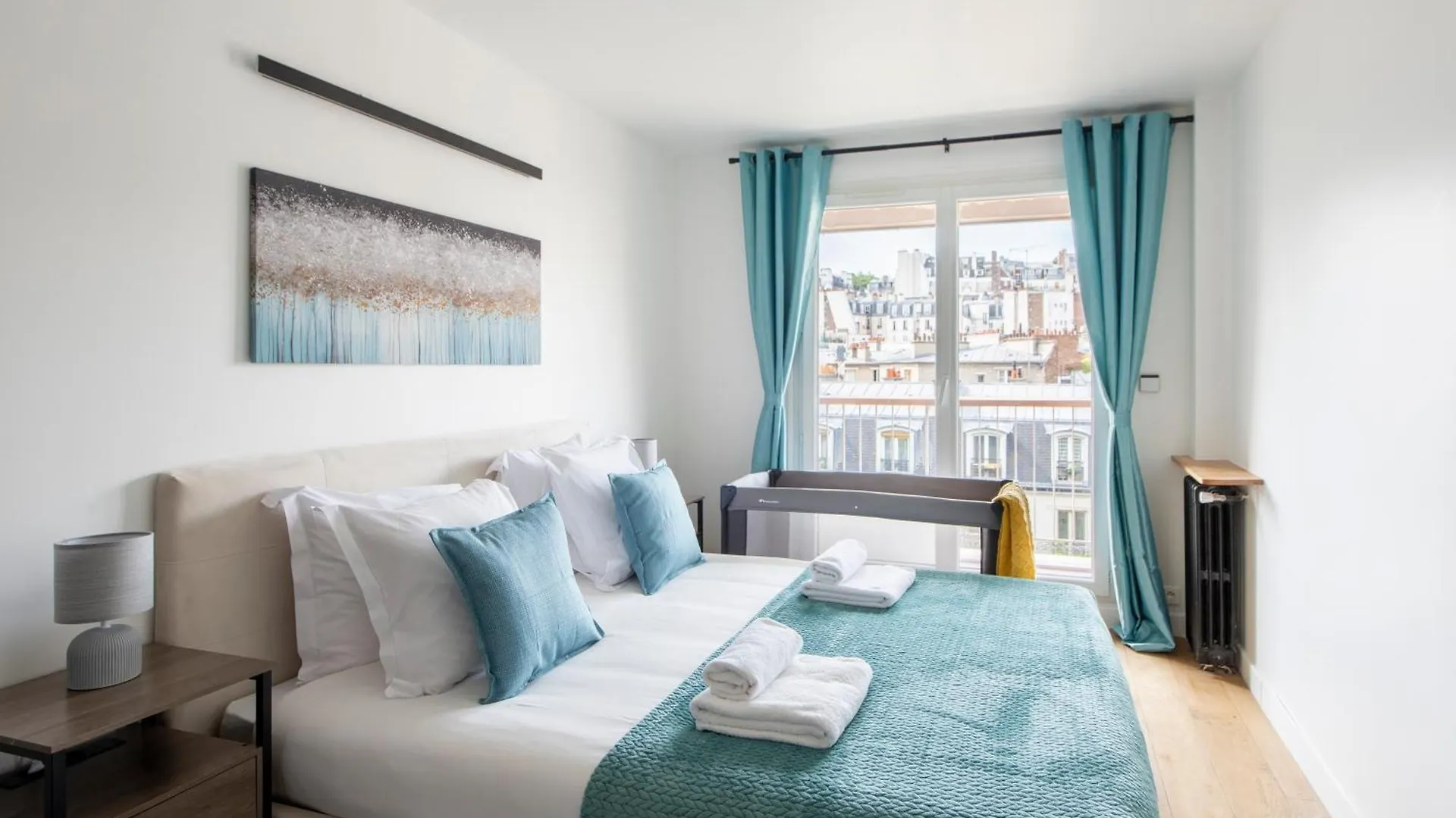 Spacious Montmartre Apartment - Sacre-Coeur View & Balcony Paris