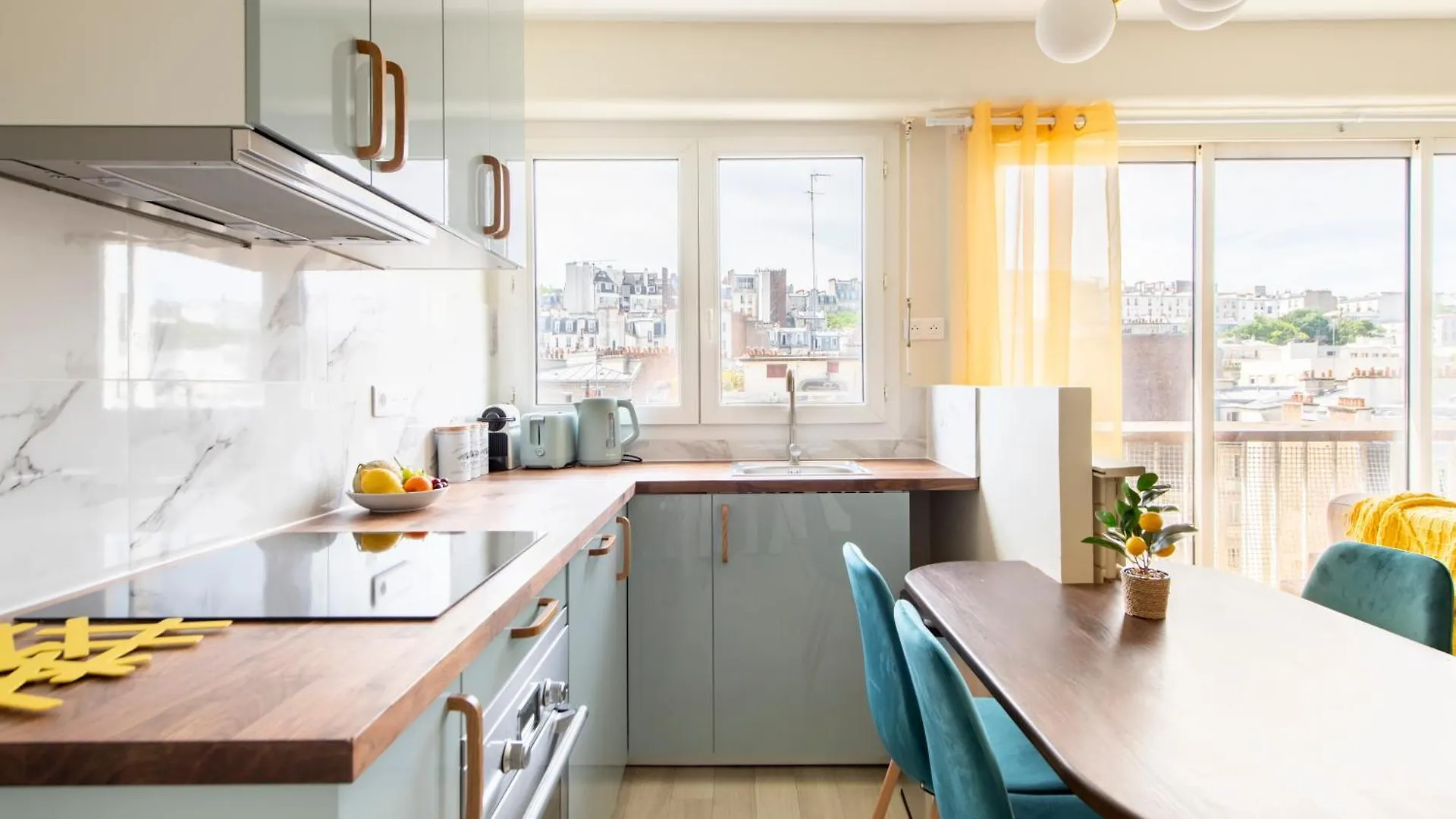 Spacious Montmartre Apartment - Sacre-Coeur View & Balcony Paris France