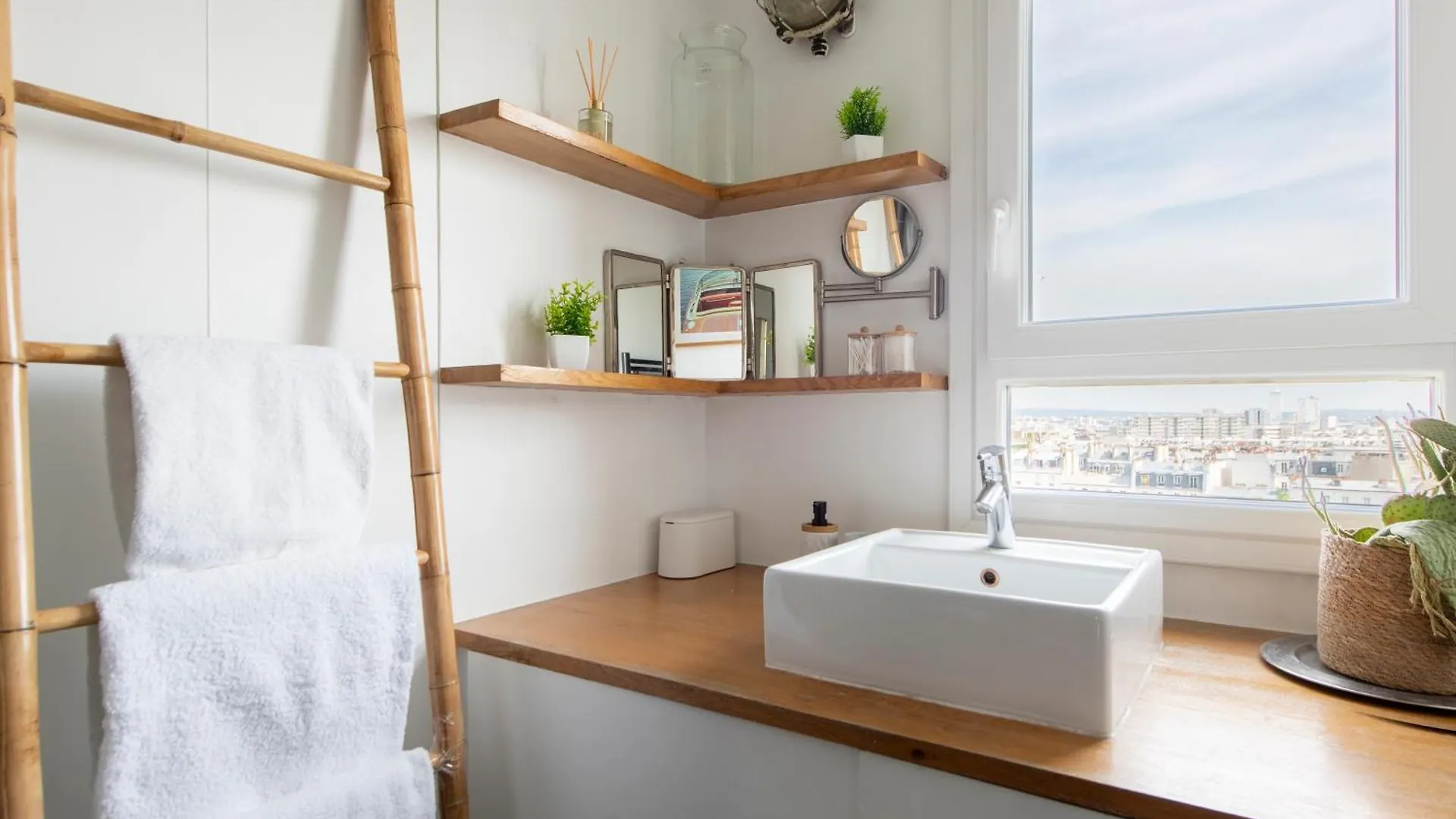 Spacious Montmartre Apartment - Sacre-Coeur View & Balcony Paris 0*,