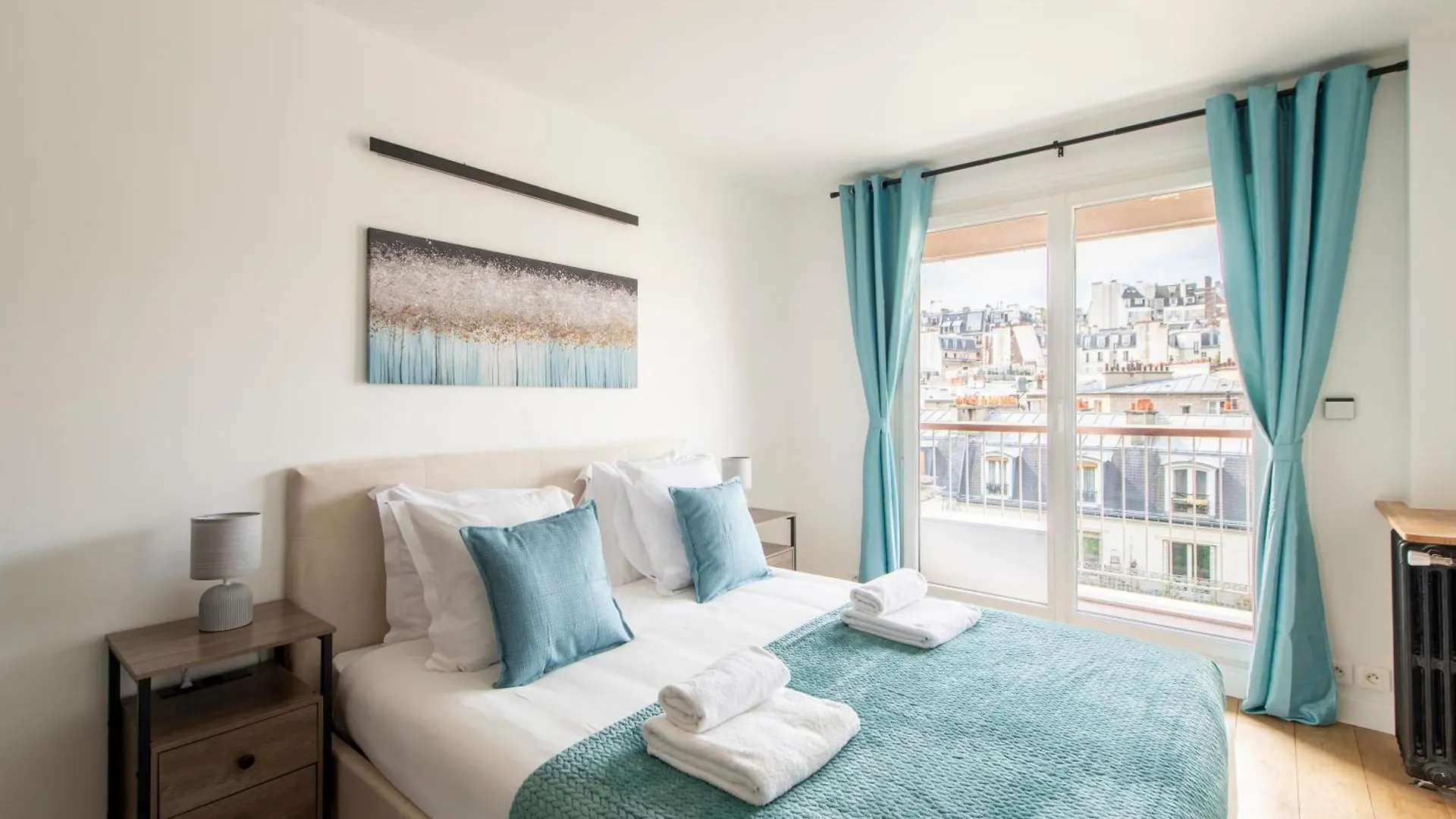 Spacious Montmartre Apartment - Sacre-Coeur View & Balcony Paris