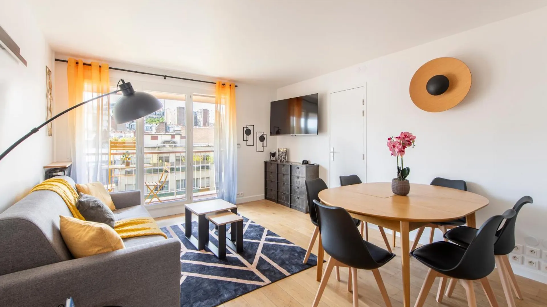 Spacious Montmartre Apartment - Sacre-Coeur View & Balcony Paris