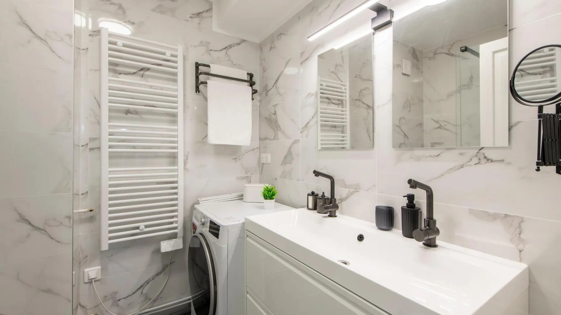Spacious Montmartre Apartment - Sacre-Coeur View & Balcony Paris