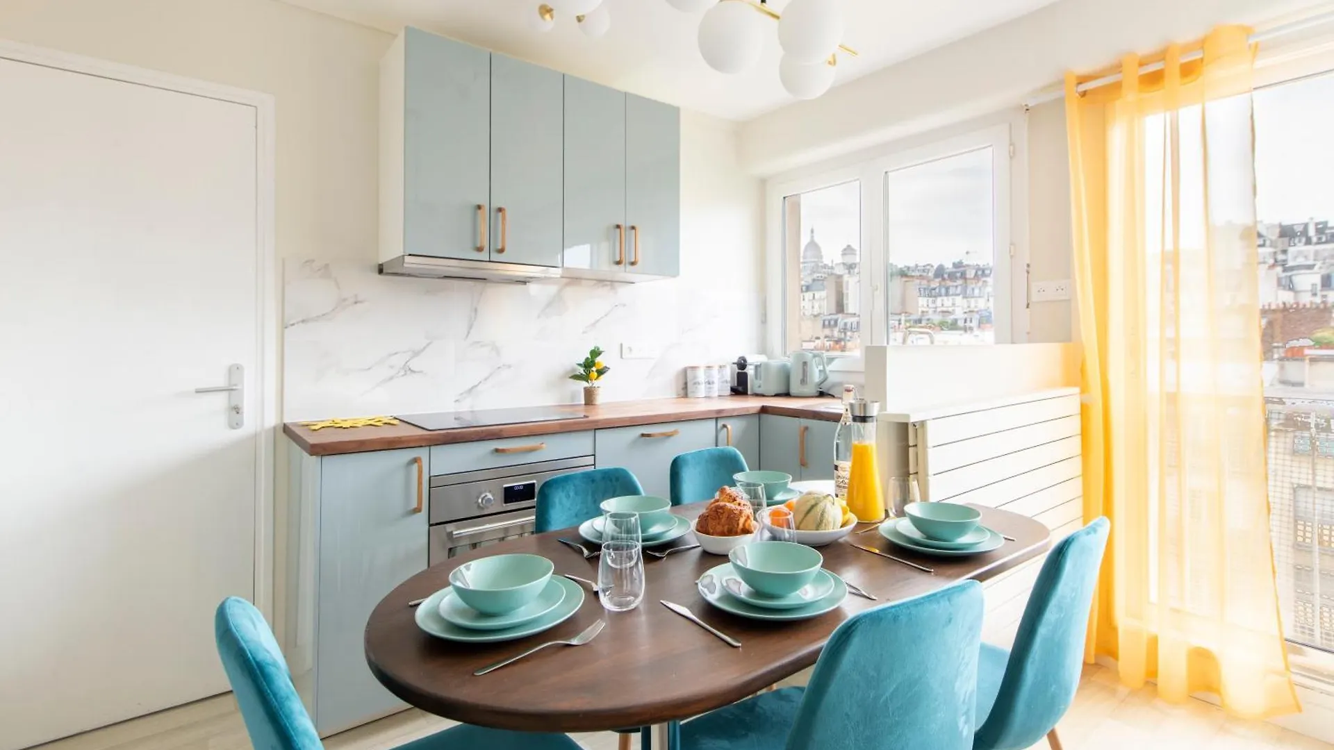 Spacious Montmartre Apartment - Sacre-Coeur View & Balcony 파리