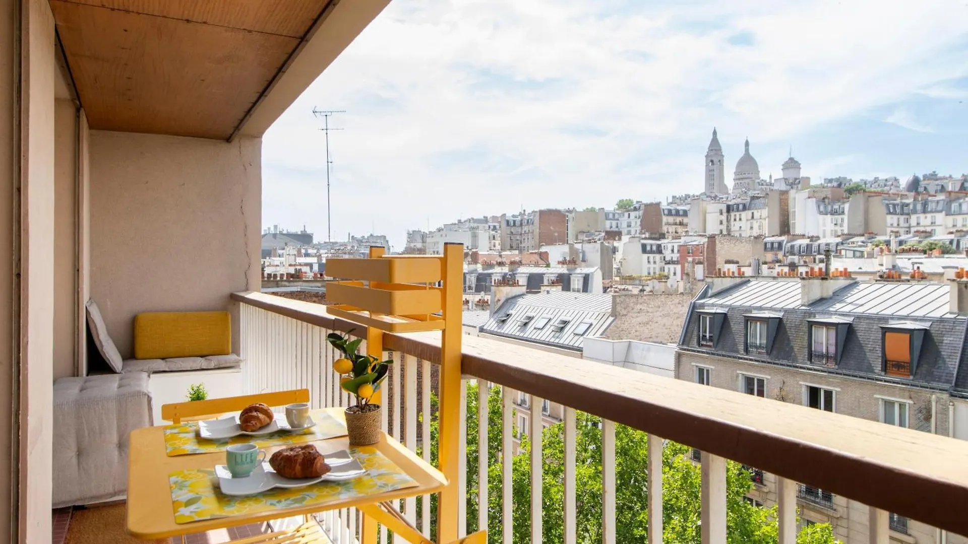 Spacious Montmartre Apartment - Sacre-Coeur View & Balcony Paris 0*,  França
