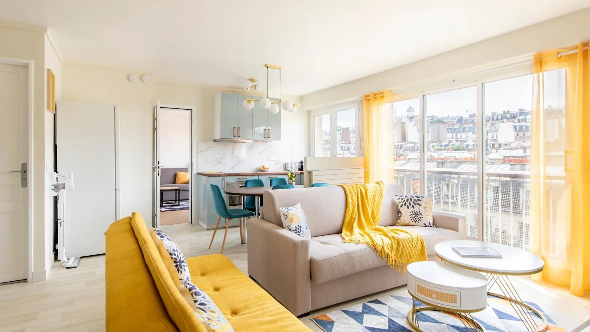 Spacious Montmartre Apartment - Sacre-Coeur View & Balcony 파리