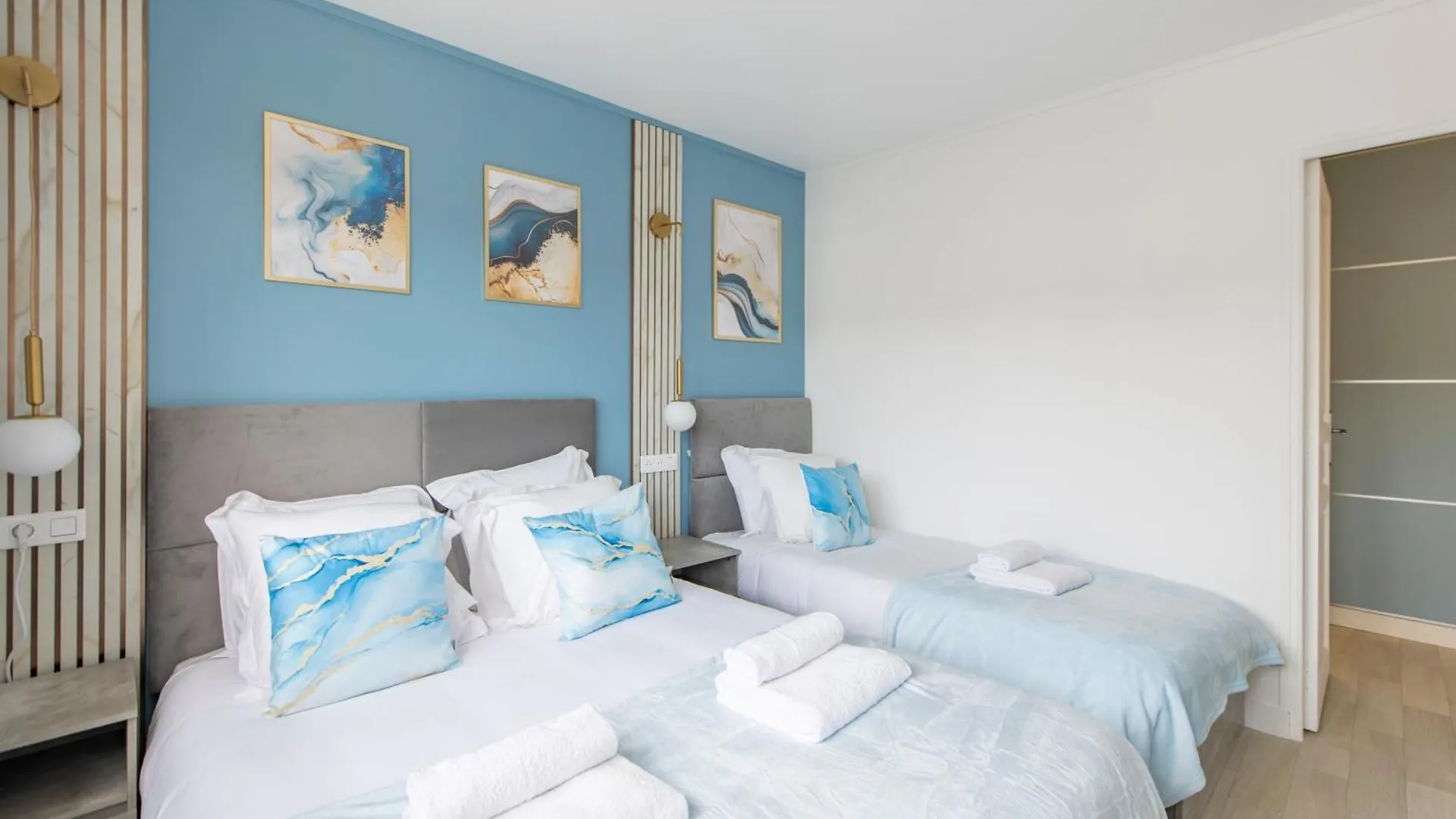 Spacious Montmartre Apartment - Sacre-Coeur View & Balcony Paris