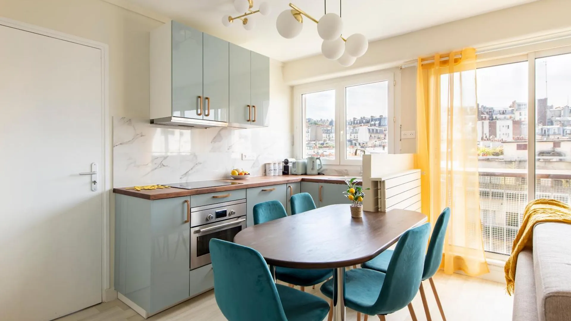 Spacious Montmartre Apartment - Sacre-Coeur View & Balcony 파리 프랑스