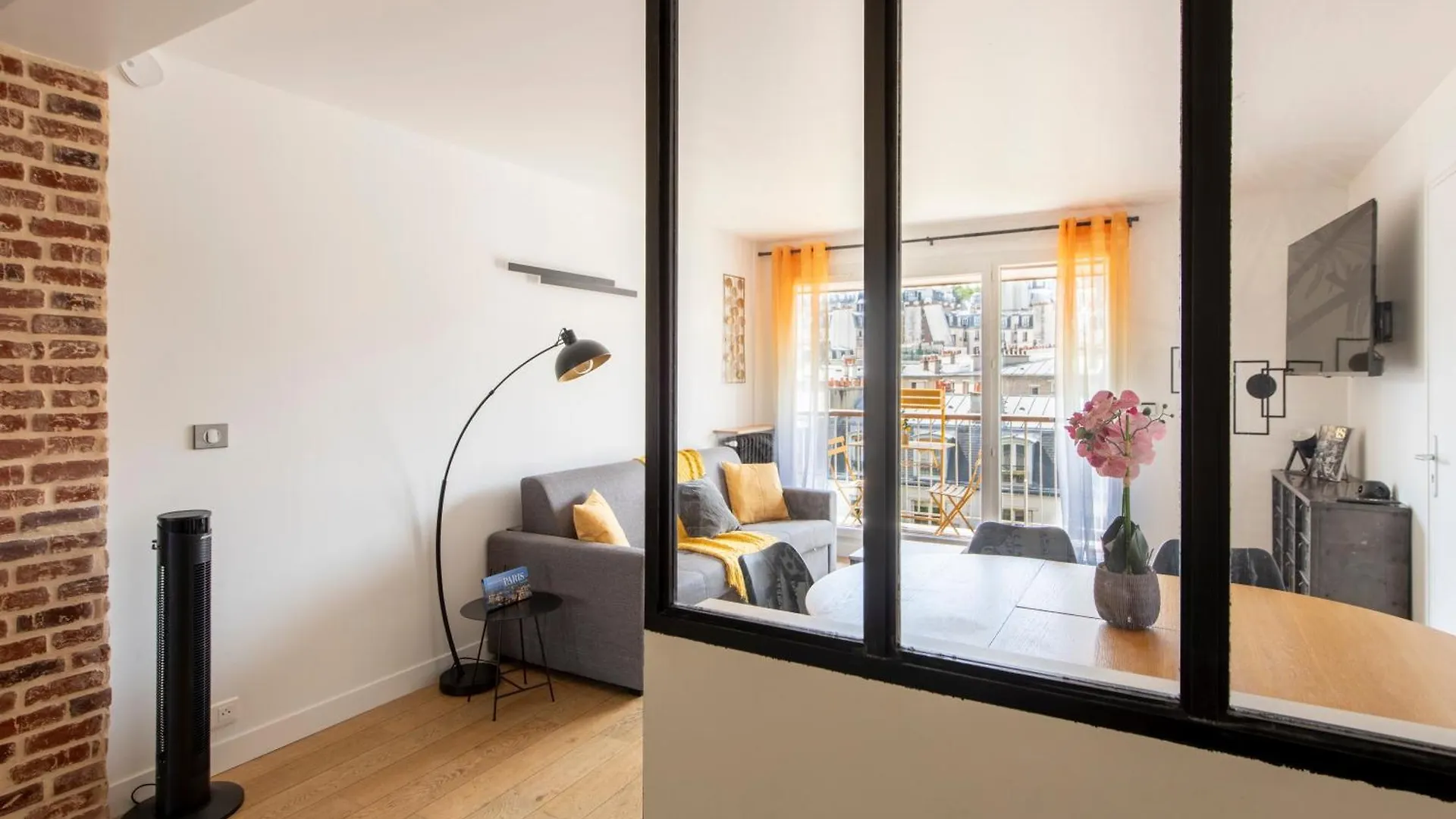 Spacious Montmartre Apartment - Sacre-Coeur View & Balcony Paris