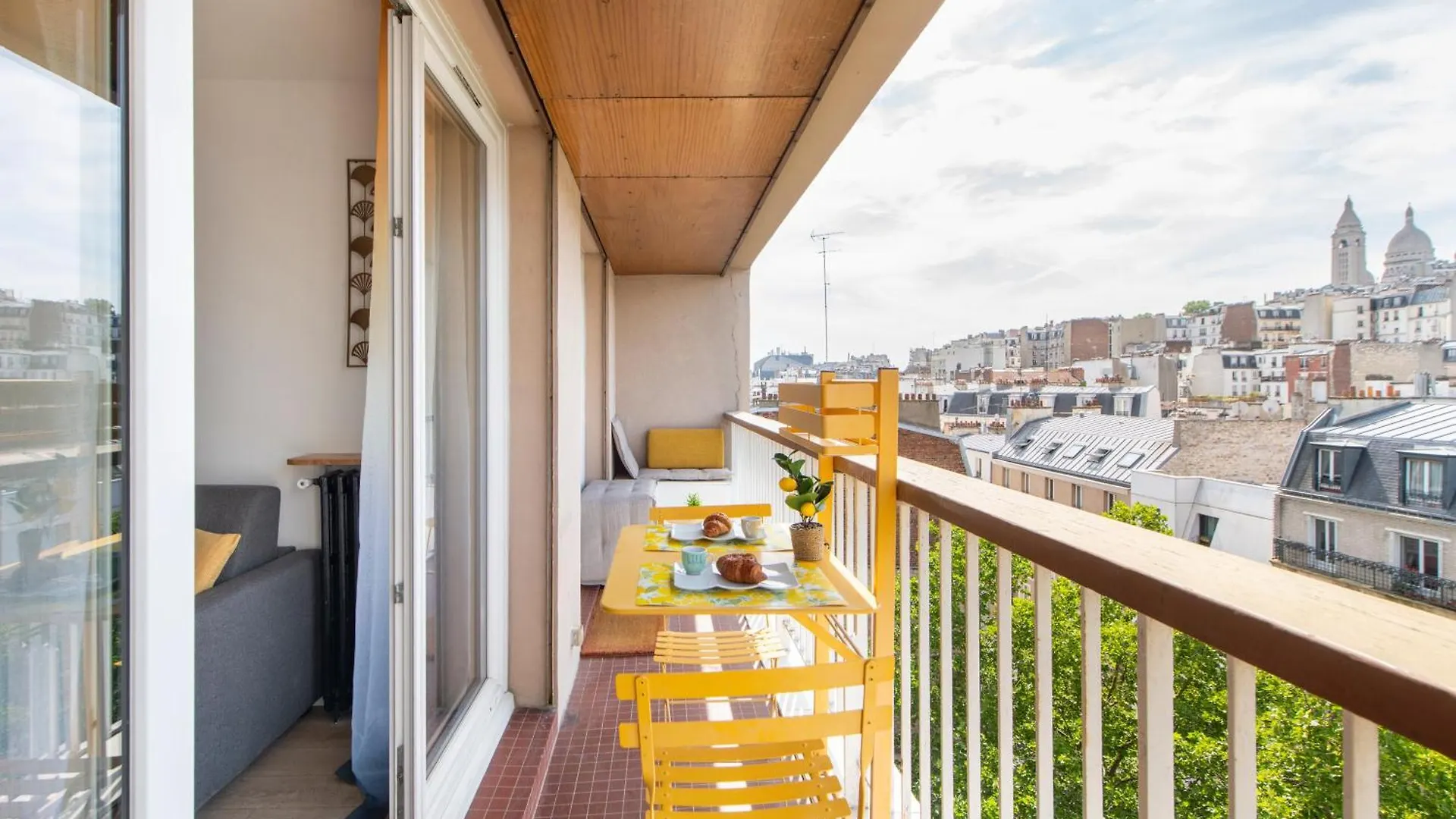 Spacious Montmartre Apartment - Sacre-Coeur View & Balcony Paris França