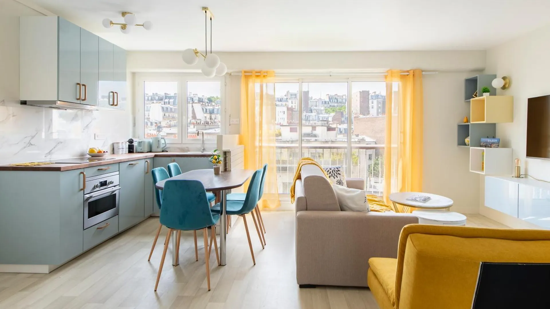 Spacious Montmartre Apartment - Sacre-Coeur View & Balcony 파리 0*,  프랑스