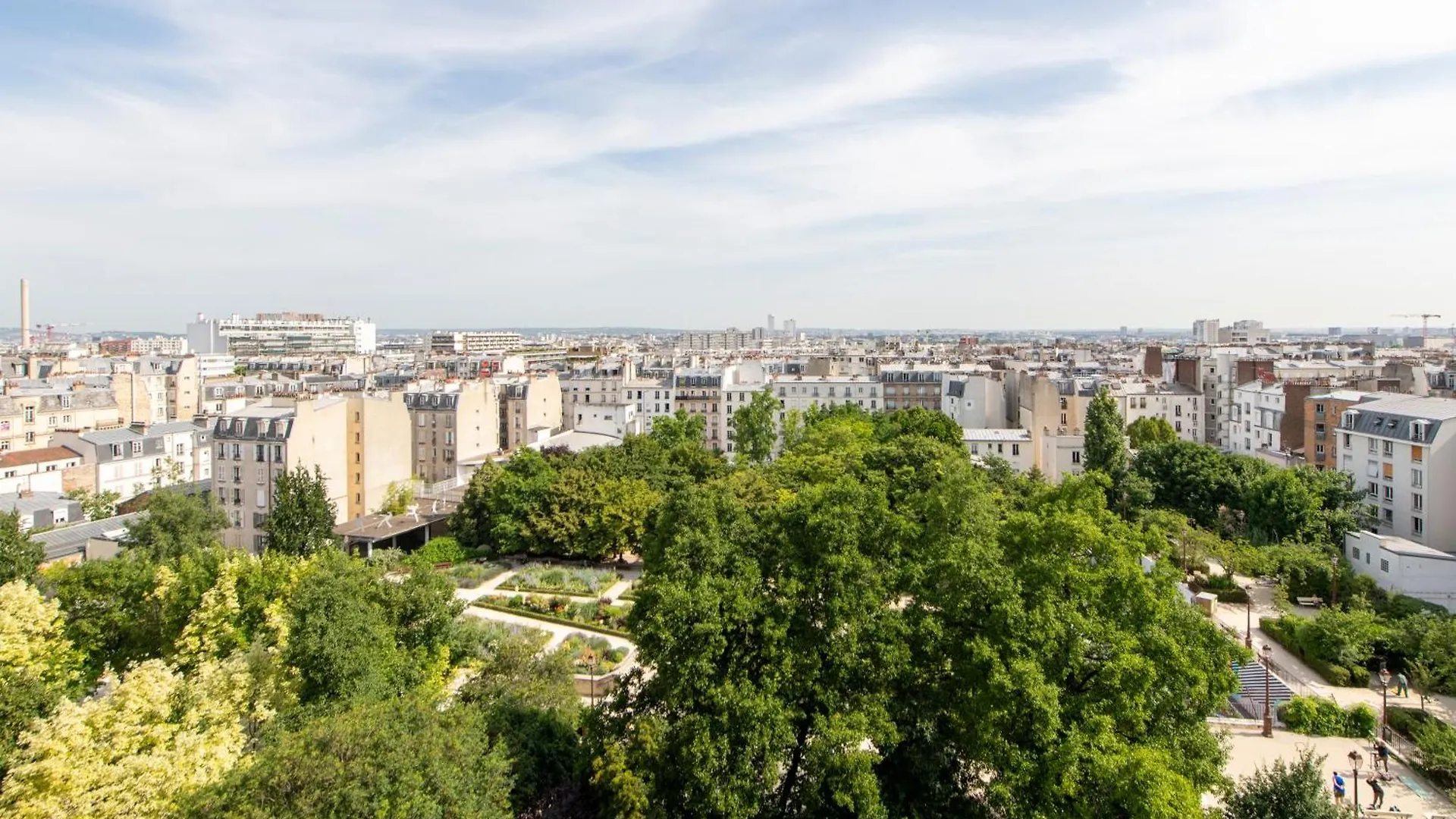 Spacious Montmartre Apartment - Sacre-Coeur View & Balcony 파리