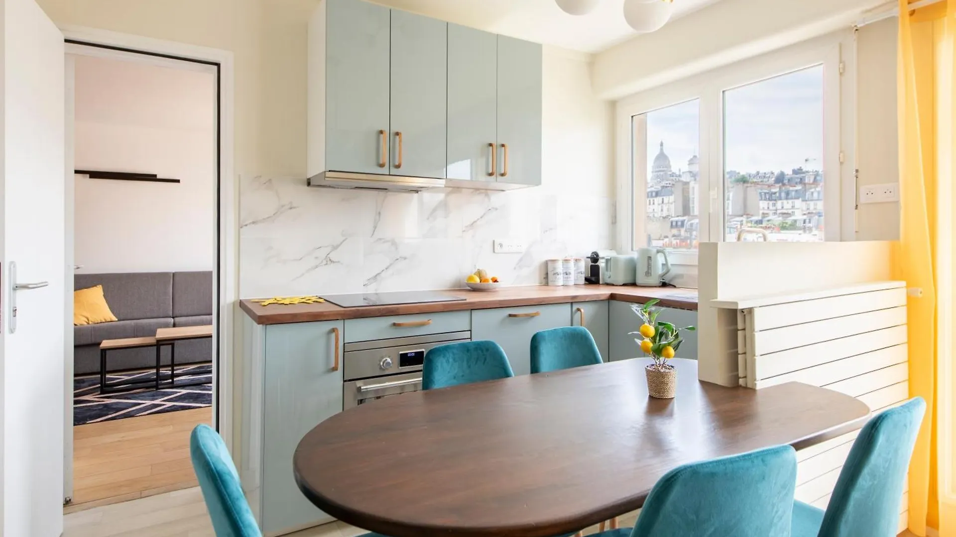 Spacious Montmartre Apartment - Sacre-Coeur View & Balcony Paris