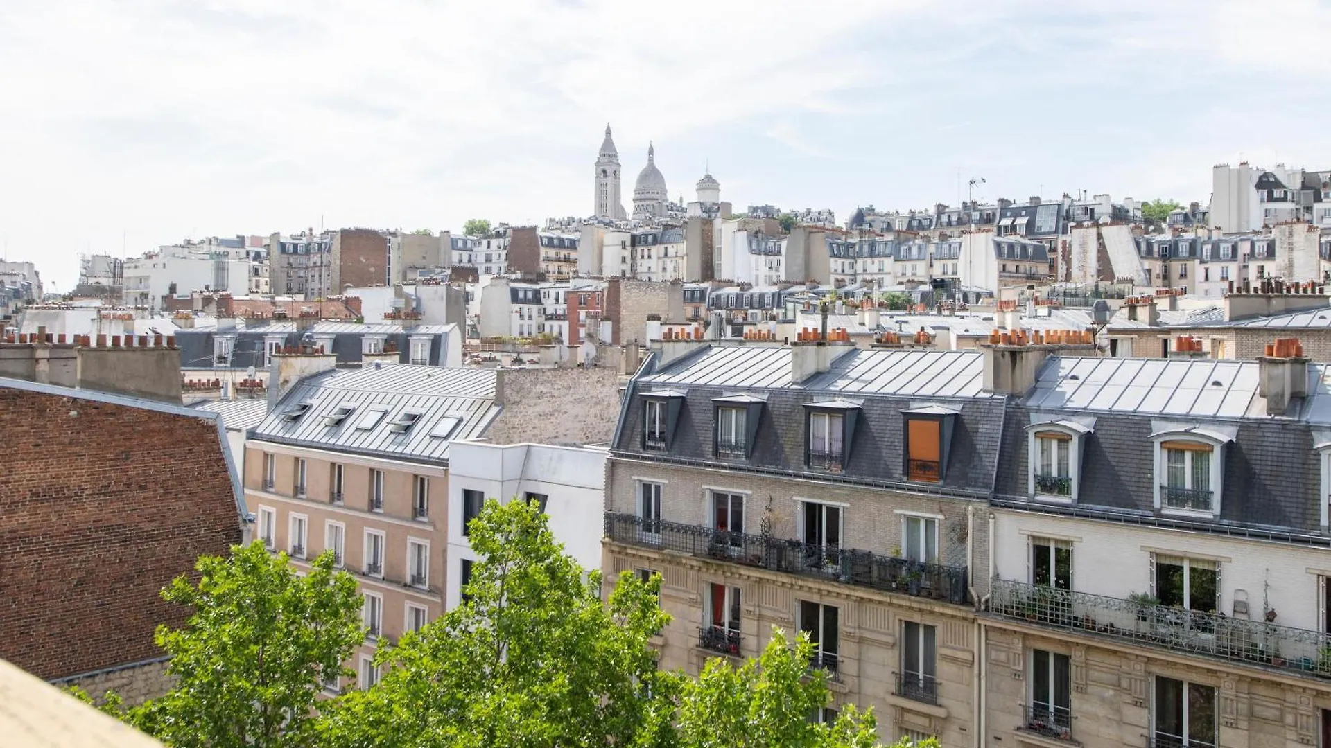Spacious Montmartre Apartment - Sacre-Coeur View & Balcony 파리