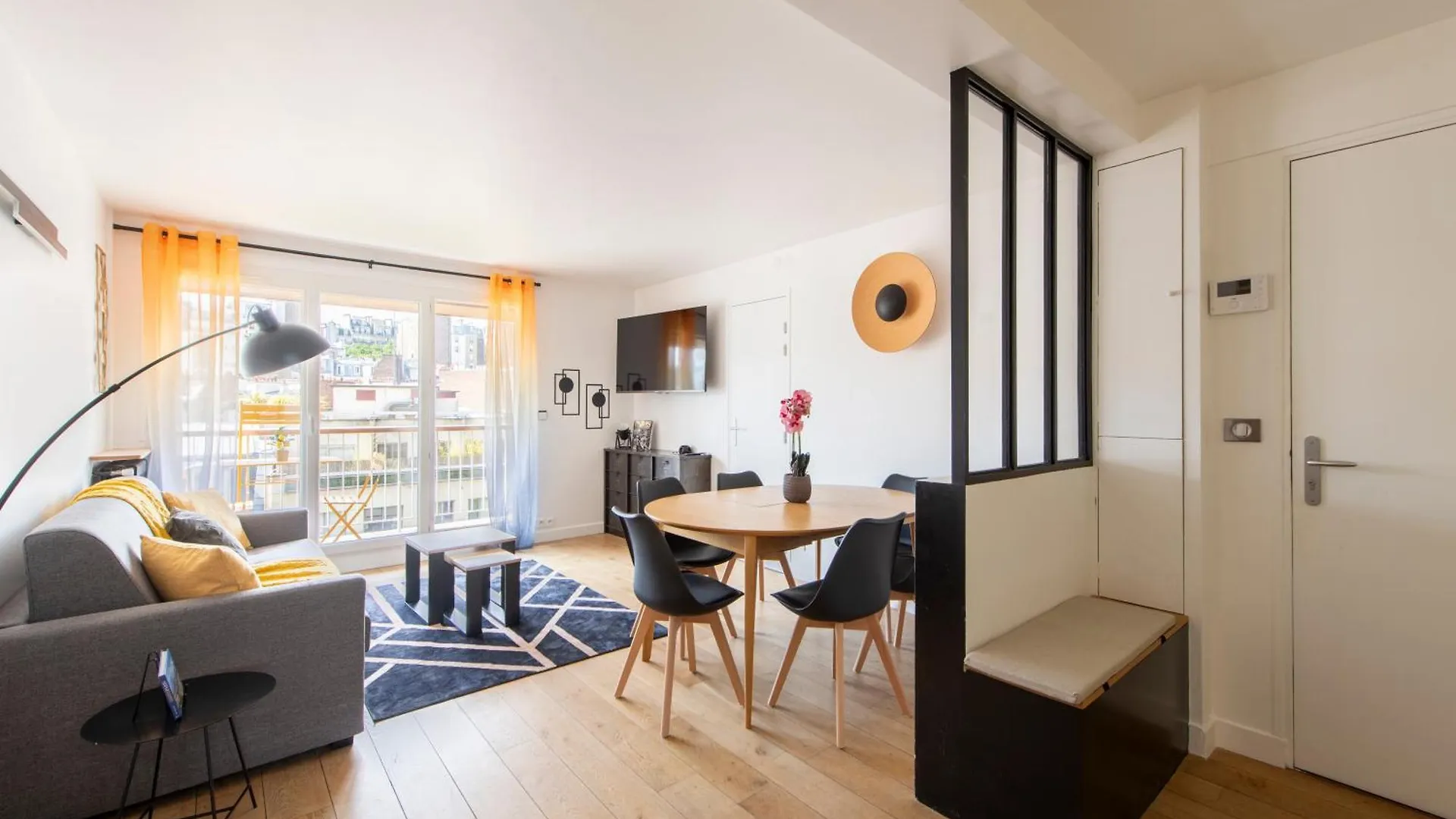 Spacious Montmartre Apartment - Sacre-Coeur View & Balcony Paris