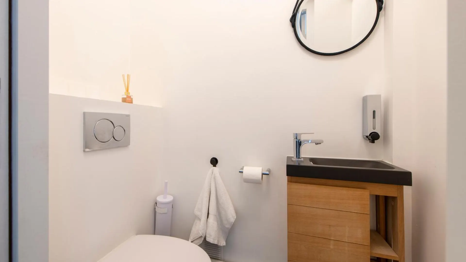 Spacious Montmartre Apartment - Sacre-Coeur View & Balcony 파리 0*,  프랑스