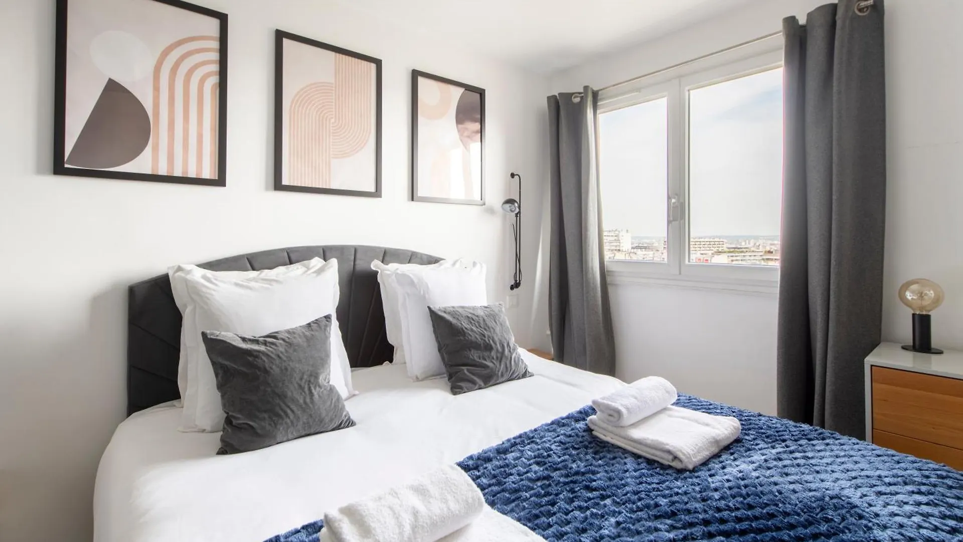 Spacious Montmartre Apartment - Sacre-Coeur View & Balcony 파리