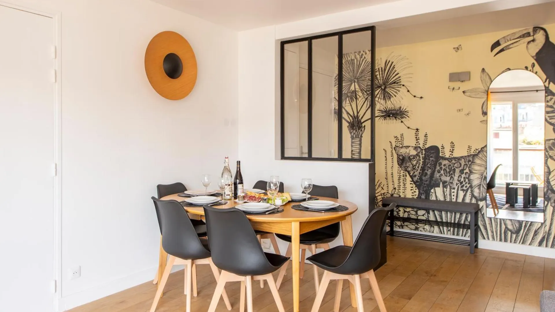 Spacious Montmartre Apartment - Sacre-Coeur View & Balcony Paris