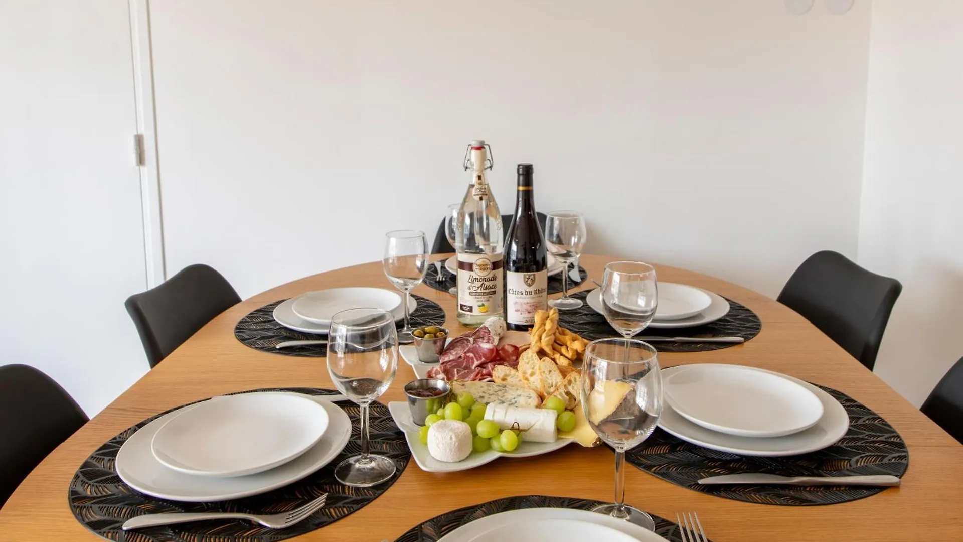 Spacious Montmartre Apartment - Sacre-Coeur View & Balcony Paris