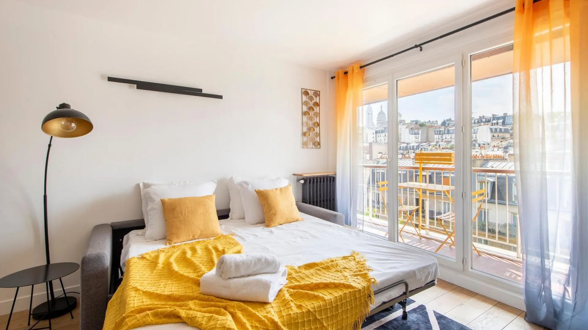 Spacious Montmartre Apartment - Sacre-Coeur View & Balcony Paris