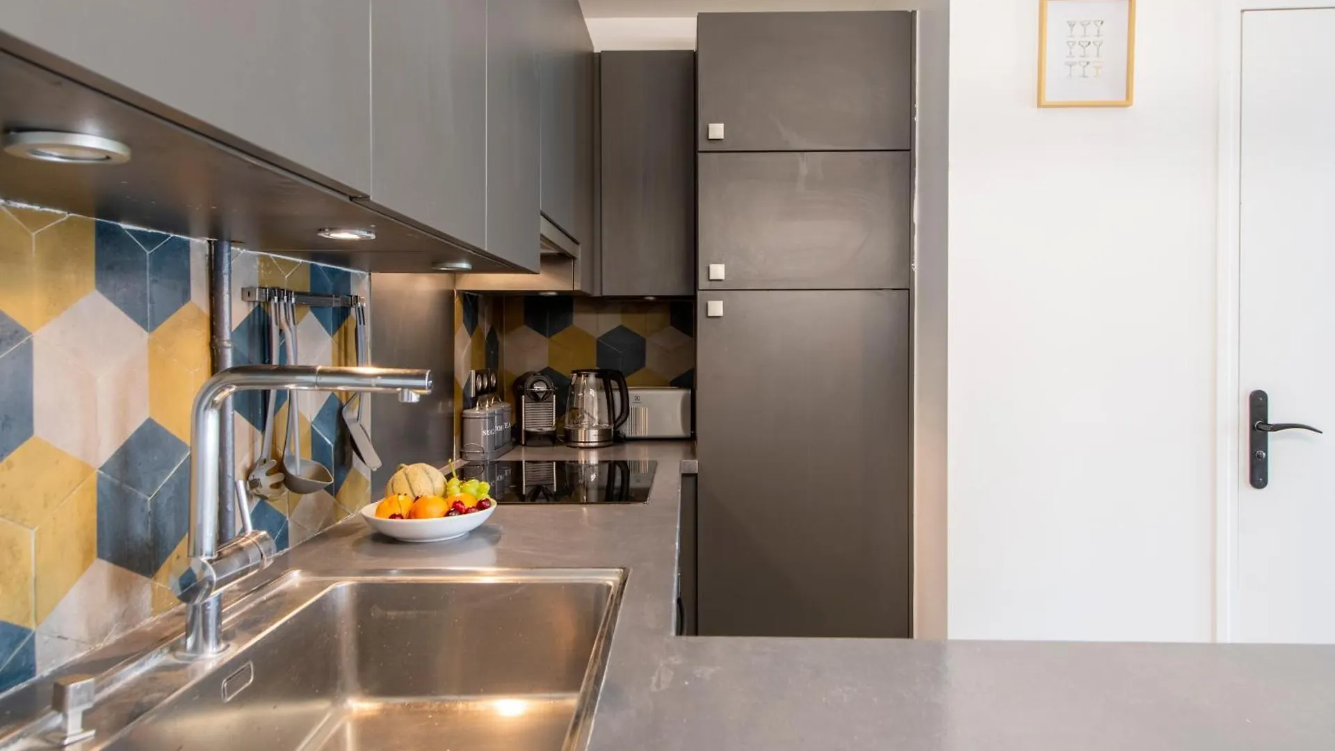 Spacious Montmartre Apartment - Sacre-Coeur View & Balcony Paris France